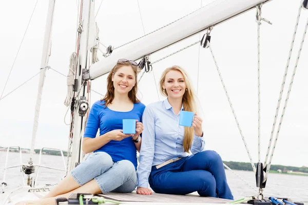 Junge Frauen auf Jacht — Stockfoto