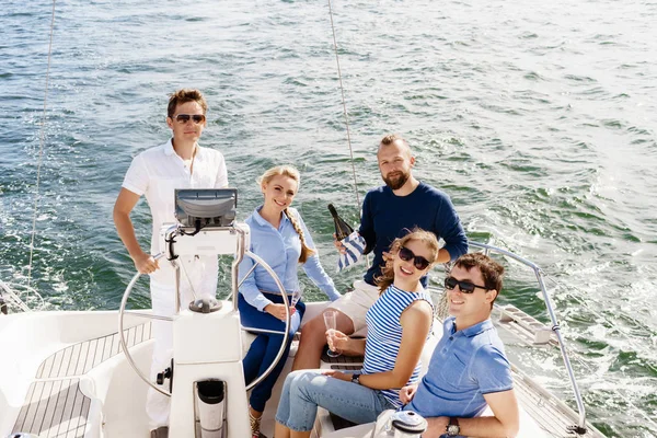 Skupina happy přátelé večírek na jachtě — Stock fotografie