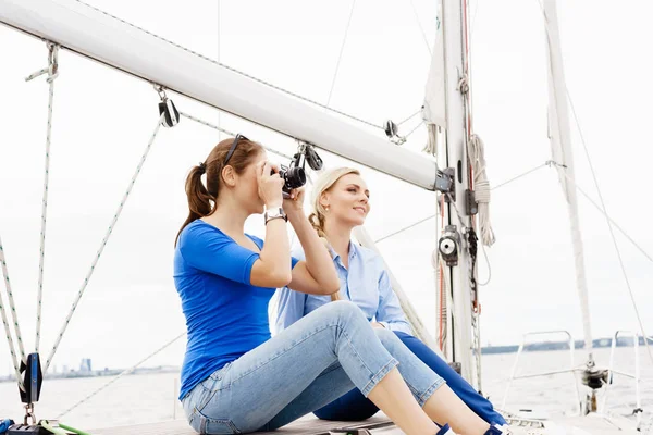 ヨットで若い女性 — ストック写真