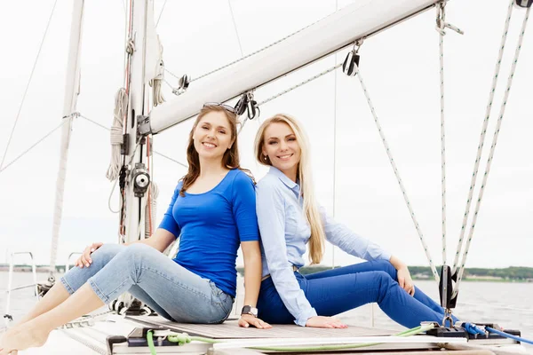ヨットで若い女性 — ストック写真