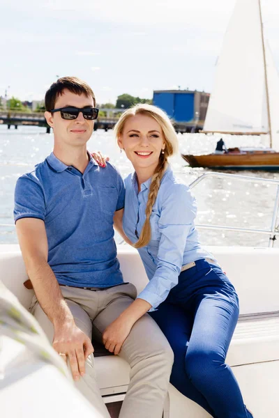 Glada och vackra unga par avkopplande på en yacht — Stockfoto