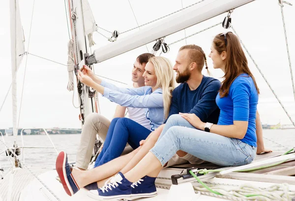 Grupo de amigos felices viajando en un yate y tomando una selfie — Foto de Stock