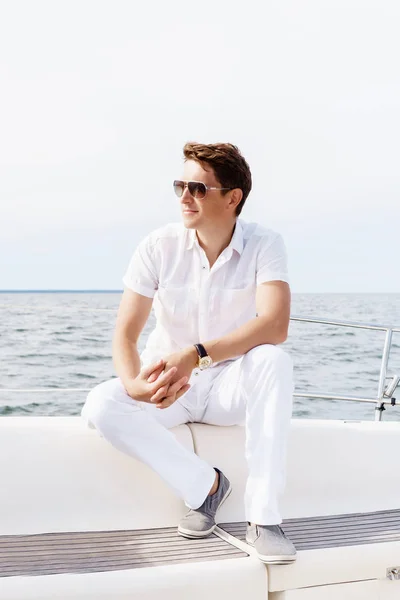 Ung og kjekk mann på en yacht – stockfoto