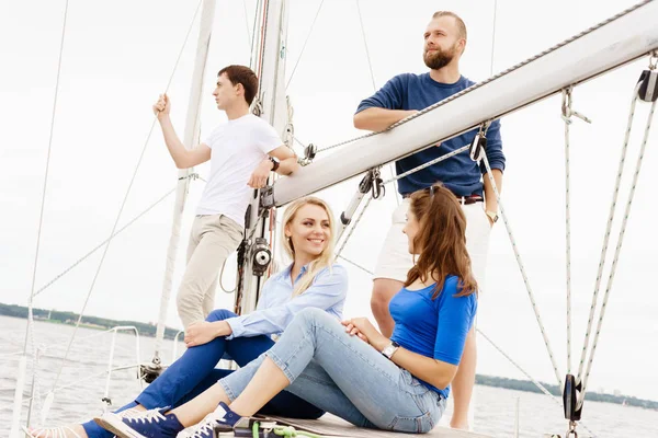 Groep gelukkige vrienden reizen op een jacht — Stockfoto