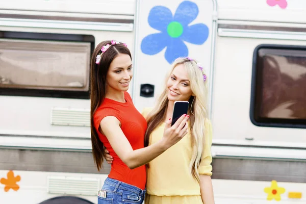Young women near camper trailer — Stock Photo, Image