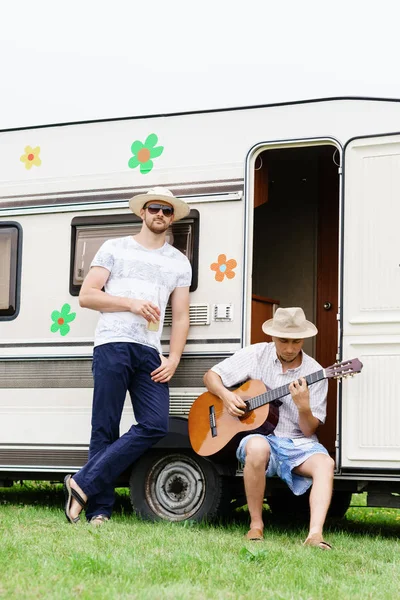 Amici felici a camper trailer — Foto Stock