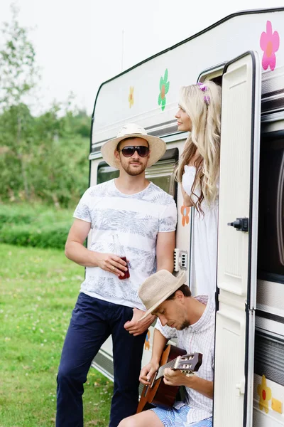 Glada vänner på husbil trailer — Stockfoto