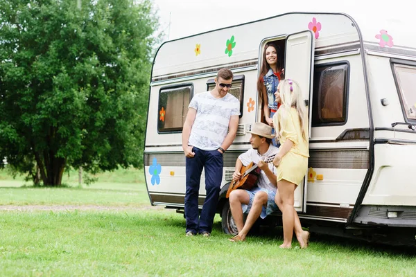 Glada vänner på husbil trailer — Stockfoto