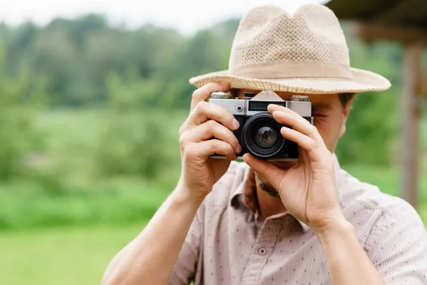 Chlapík v klobouku, fotografování — Stock fotografie