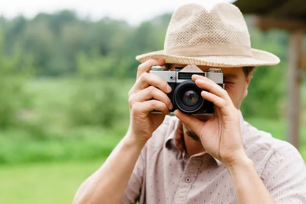 Gars en chapeau prendre des photos — Photo