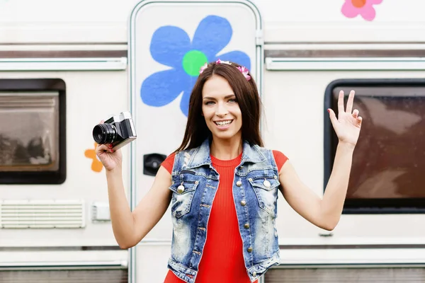 Hermosa mujer sosteniendo cámara de fotos — Foto de Stock