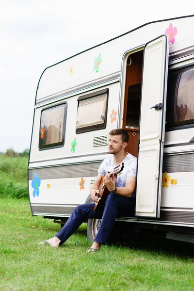 Beau barbu gars jouer de la guitare — Photo