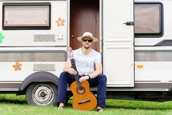 Guapo barbudo chico sosteniendo la guitarra — Foto de Stock