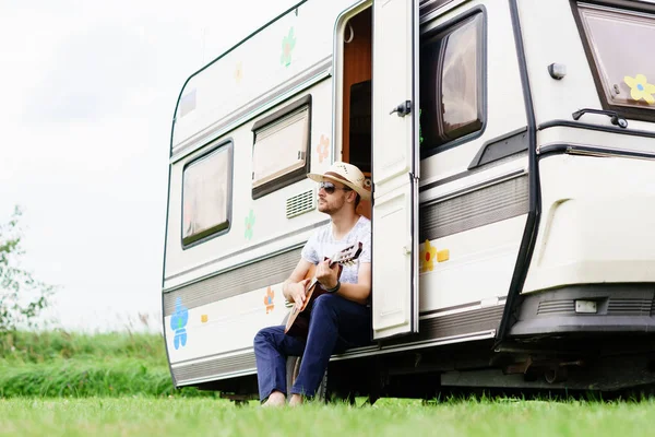 Bello barbuto ragazzo suonare la chitarra — Foto Stock