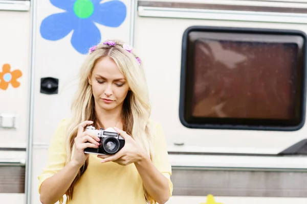 Young woman holding camera — Stock Photo, Image