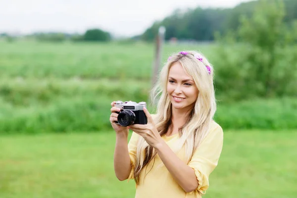 Vacker kvinna i sommaren park — Stockfoto