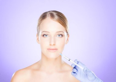 Kadının yüzü içine enjeksiyon yapma doktor