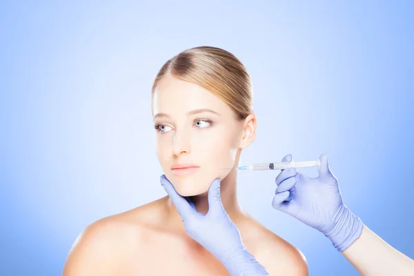 Medico facendo iniezione in faccia della donna — Foto Stock