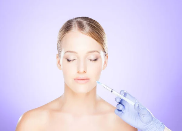 Médecin faisant injection dans le visage de la femme — Photo