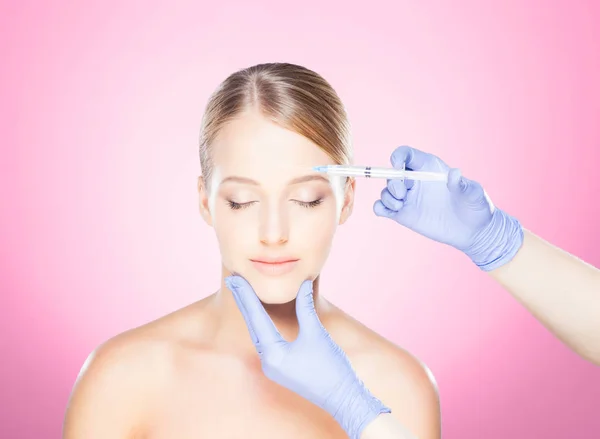 Medico facendo iniezione in faccia della donna — Foto Stock