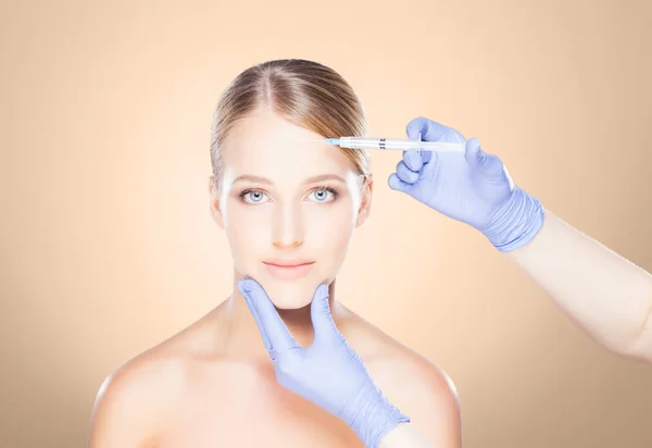 Médico fazendo injeção no rosto da mulher — Fotografia de Stock