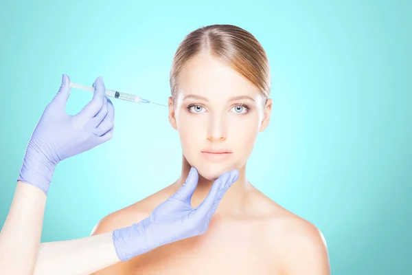 Médico haciendo inyección en la cara de la mujer — Foto de Stock