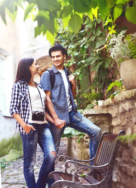 Couple of young travellers — Stock Photo, Image