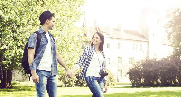 Pareja de jóvenes viajeros caminando por la ciudad — Foto de Stock