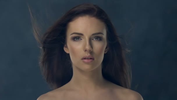 Vacker ung kvinna — Stockvideo