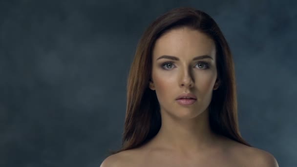 Красива молода жінка — стокове відео