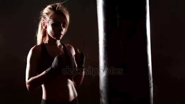 Красивая и подтянутая женщина занимается кикбоксингом. Спорт, здоровье, концепция . — стоковое видео