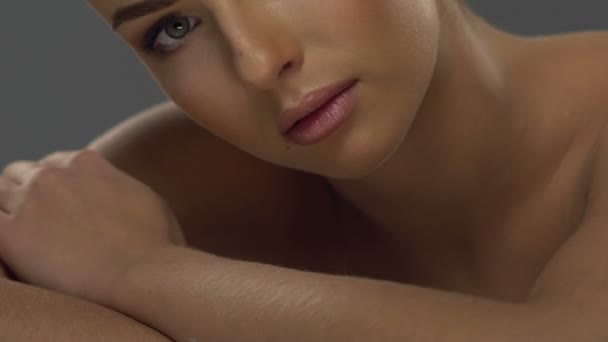 Mooie jonge vrouw gezicht close-up. — Stockvideo