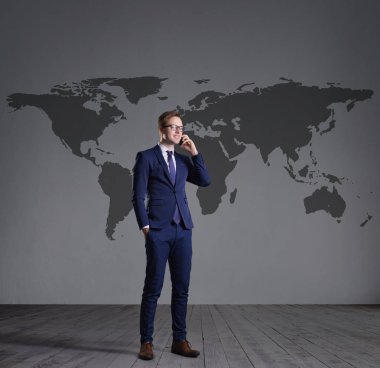 genç ve kendinden emin bir işadamı