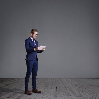 genç ve kendinden emin bir işadamı