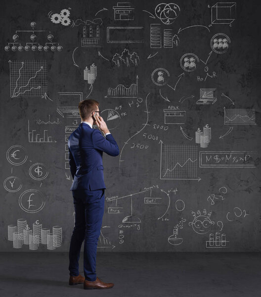 Молодой и уверенный бизнесмен
