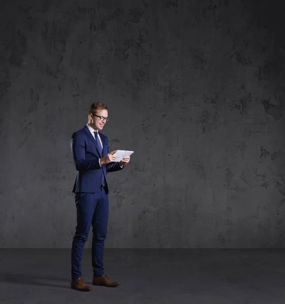 Jonge en vol vertrouwen zakenman — Stockfoto