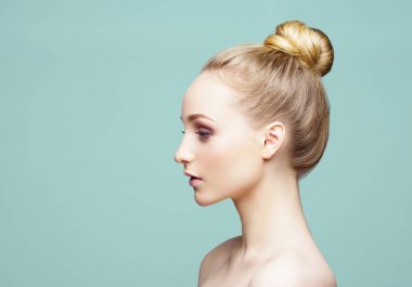 Güzel genç bir kadının portresi.