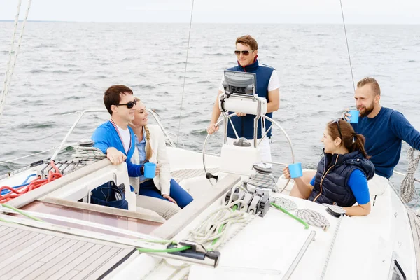 Grupo de amigos felices haciendo una fiesta en un yate — Foto de Stock