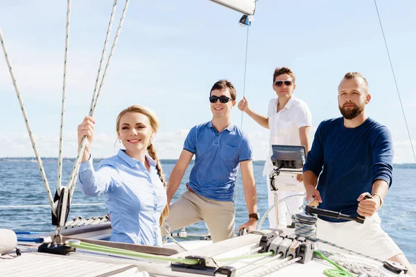 Groep gelukkige vrienden reizen op een jacht — Stockfoto