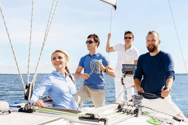 Grupo de amigos felices viajando en un yate — Foto de Stock