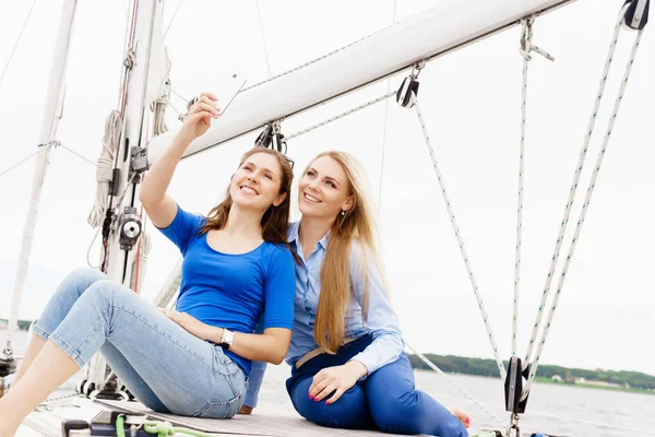 Junge Frauen auf Jacht — Stockfoto