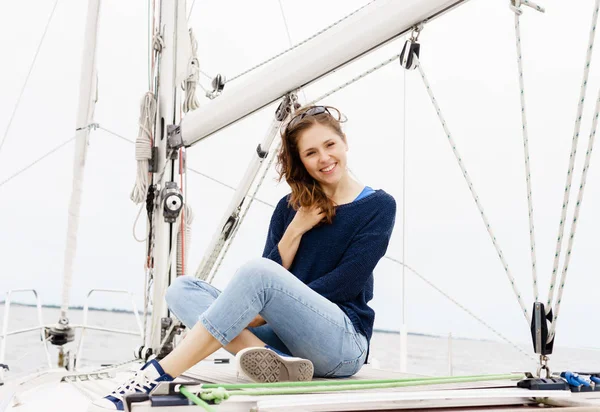 Jeune femme sur yacht — Photo