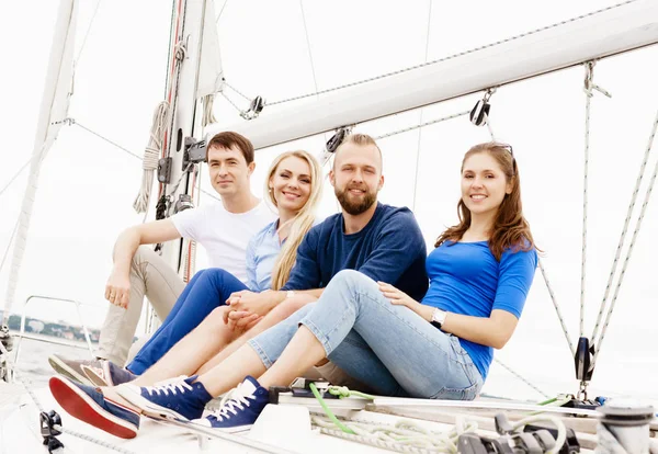 Skupina happy přátel cestování na jachtě — Stock fotografie