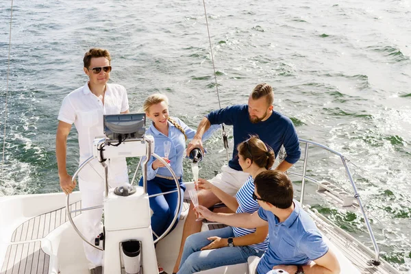 Grupp av glada vänner har en fest på en yacht — Stockfoto