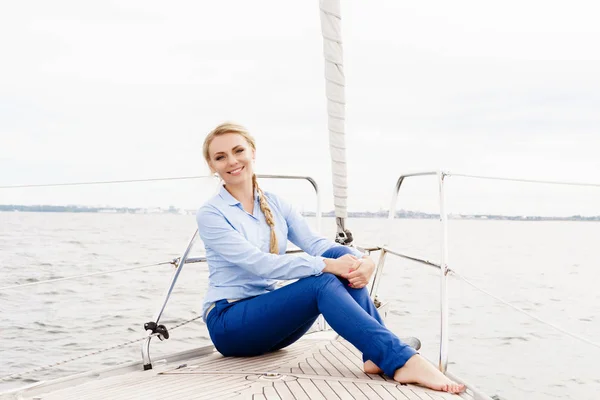 Молода жінка на яхті — стокове фото