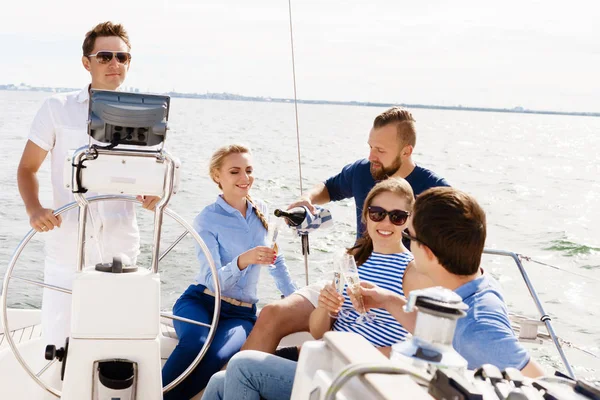 Grupp av glada vänner har en fest på en yacht — Stockfoto