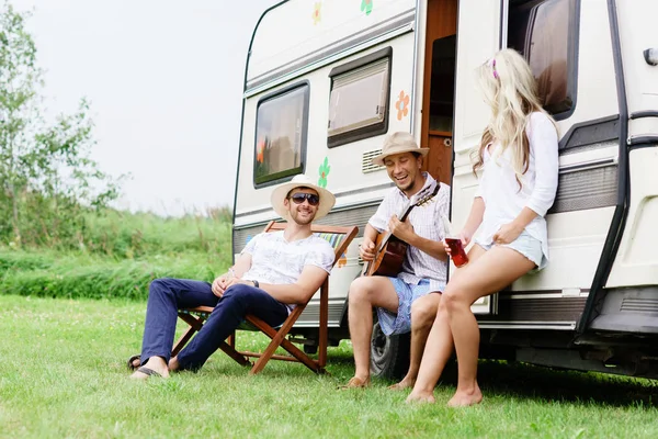 Amigos felizes no trailer campista — Fotografia de Stock