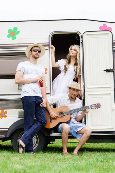 Glada vänner på husbil trailer — Stockfoto