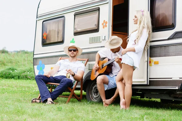 Amigos felices en caravana remolque — Foto de Stock