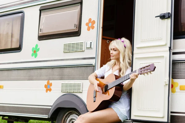 Piękna kobieta gra gitara — Zdjęcie stockowe